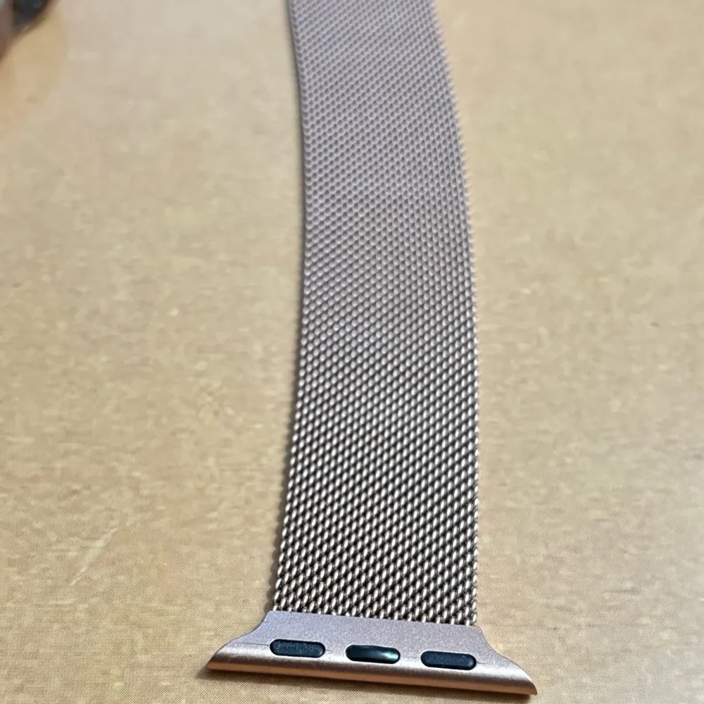 Apple Watch rose gold case, adjustable magnetic Milanese band, 38mm/series 3